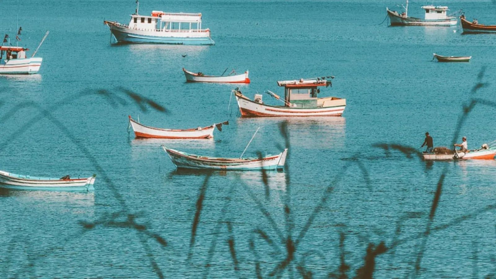 Barcos de pesca ancorados em águas turquesa