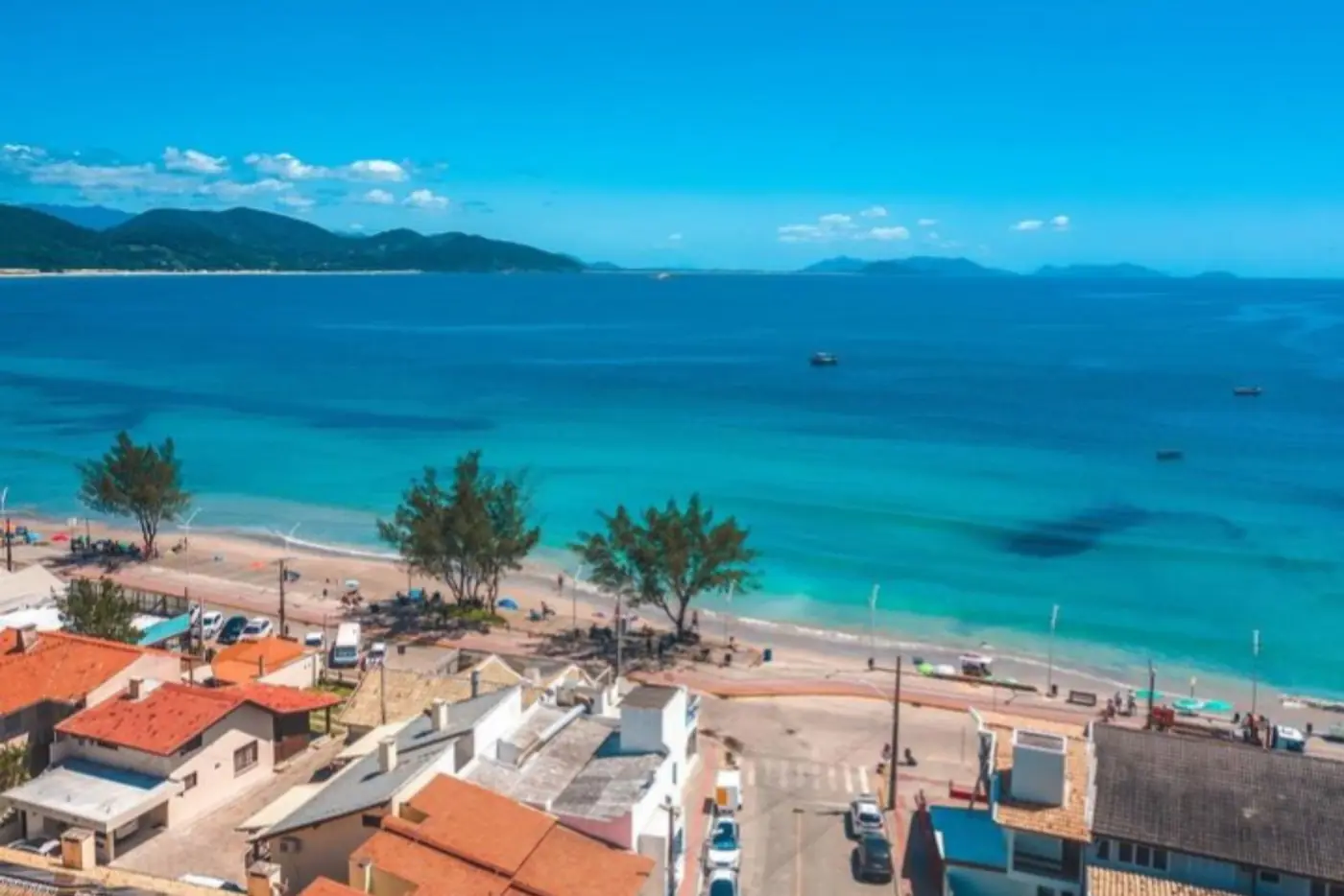 Orla de Garopaba vista do alto, com o mar azul ao fundo